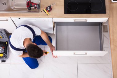 Erkek marangoz çekmece mutfak Fixing yüksek açılı görünüş