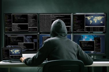 Arkadan görünüş bir hacker Office veri çalmak için birden fazla bilgisayar kullanma