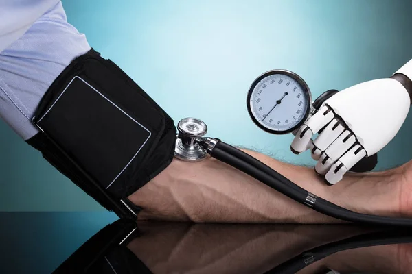 Die Hand Des Roboters Überprüft Den Blutdruck Einer Person Auf — Stockfoto