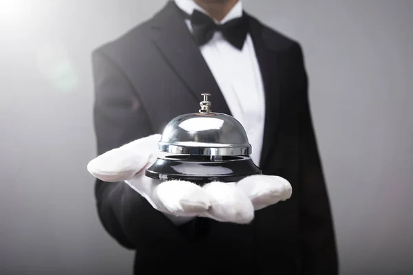 Close Van Een Waiter Hand Hebt Service Bell — Stockfoto