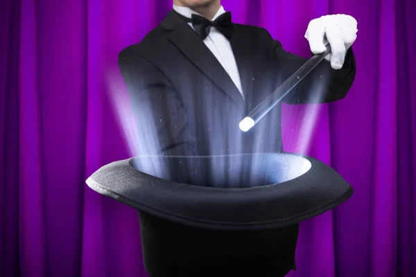 Gros Plan Magicien Tenant Une Baguette Magique Sur Chapeau Éclairé — Photo