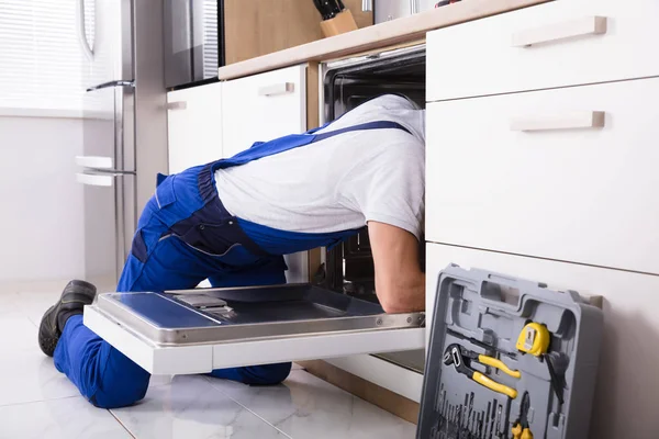 Giovane Tecnico Maschio Che Ripara Lavastoviglie Cucina — Foto Stock