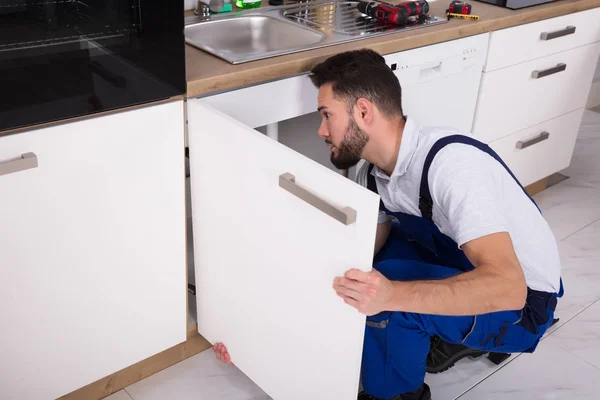 Jovem Faz Tudo Que Fixa Porta Dissipador Cozinha — Fotografia de Stock