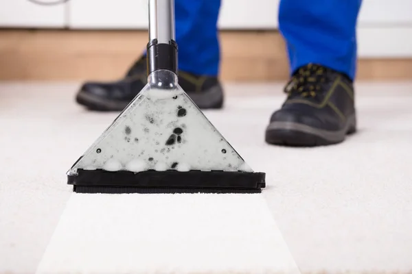 Close Person Using Vacuum Cleaner Cleaning Carpet Home — Stock Photo, Image
