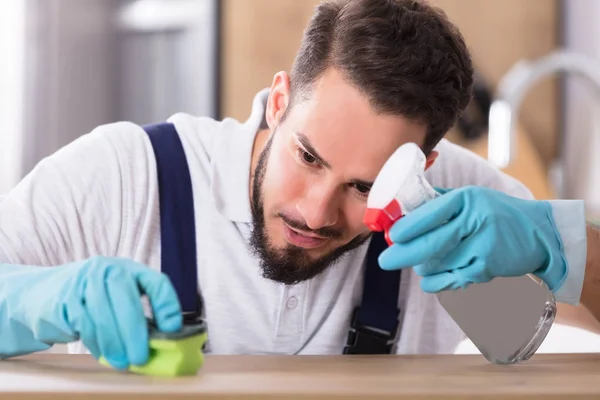 Porträt Eines Glücklichen Jungen Mannes Der Küchenarbeitsplatte Putzt — Stockfoto