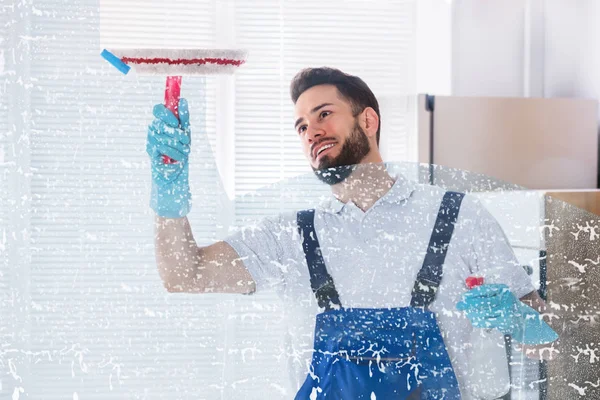 Joven Conserje Limpieza Jabón Sud Ventana Con Squeegee — Foto de Stock