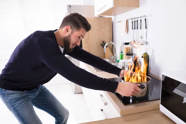 Vue Latérale Jeune Homme Tenant Ustensile Feu Dans Cuisine — Photo