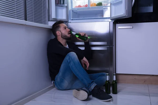 Hombre Sentado Cerca Del Refrigerador Bebiendo Cerveza Cocina — Foto de Stock