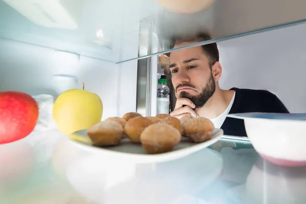 Primer Plano Joven Confundido Mirando Alimentos Frescos Guardados Refrigerador — Foto de Stock