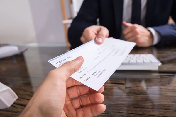 Gros Plan Main Homme Affaires Qui Remet Chèque Collègue Travail — Photo