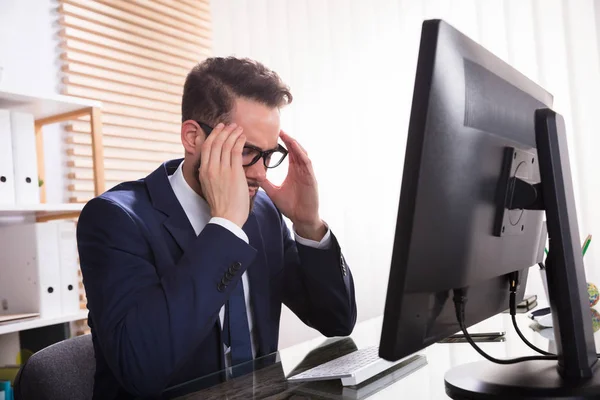 Joven Hombre Negocios Que Sufre Dolor Cabeza Sentado Frente Computadora —  Fotos de Stock