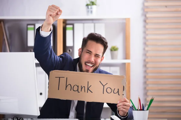 Joven Empresario Sonriente Alzando Sus Brazos Mientras Sostiene Cartón Con — Foto de Stock