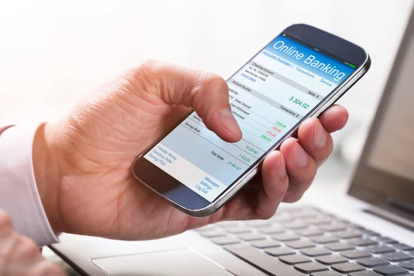 Närbild Näringsidkares Hand Gör Online Banking Smartphone — Stockfoto