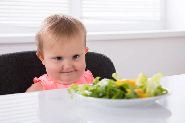 Gros Plan Bébé Mignon Regardant Nourriture Dans Une Assiette Petit — Photo