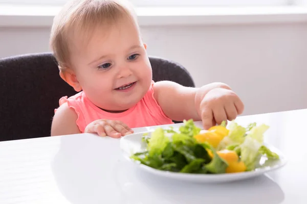 Gros Plan Une Jolie Petite Fille Qui Mange Des Légumes — Photo