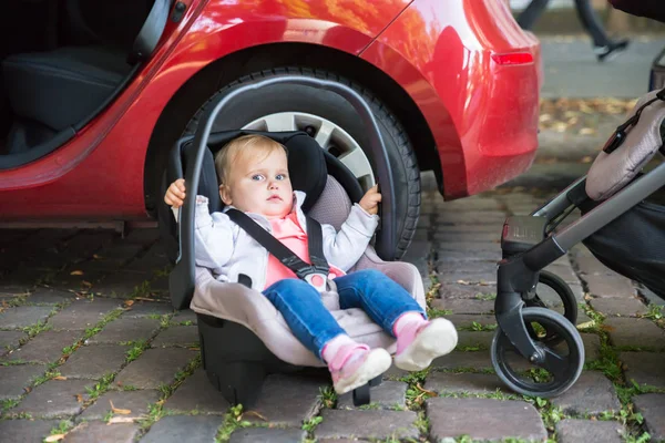 Ritratto Carino Piccolo Bambino Seduto Sul Sedile Fuori Auto Rossa — Foto Stock