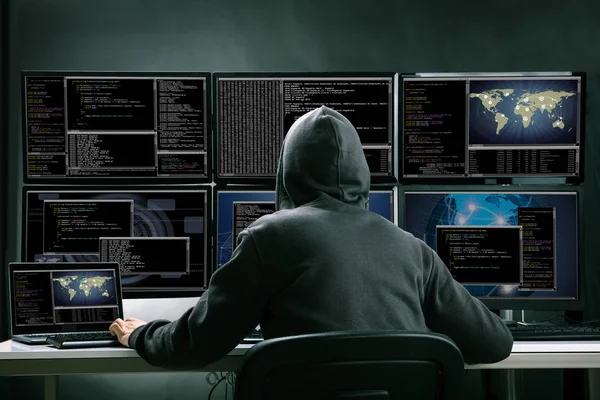 Rückansicht Eines Hackers Der Mehrere Computer Benutzt Daten Büro Stehlen — Stockfoto