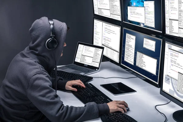 Vista Trasera Hacker Usando Múltiples Computadoras Para Robar Datos Oficina — Foto de Stock