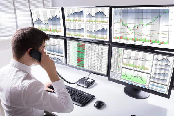 Stock Broker Talking Telephone Front Multiple Computer Screen Showing Graphs — Stock Photo, Image