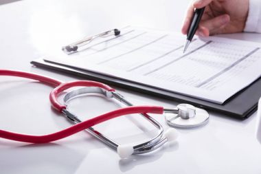 Doktor el Pano raporda analiz yakınındaki bir stetoskop Close-Up