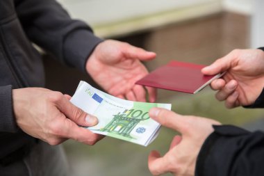 Banknot veren ve yasadışı yabancı pasaport satın insan eli