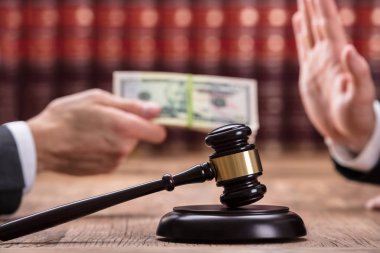 Close-Up istemciden rüşvet almaya reddederek yargıç önüne bir tokmak