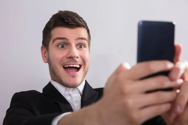 Primer Plano Joven Empresario Feliz Mirando Teléfono Inteligente —  Fotos de Stock