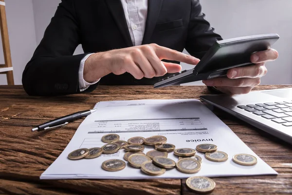 Businessperson Hand Analyzing Bill Coins Wooden Desk — Stock Photo, Image