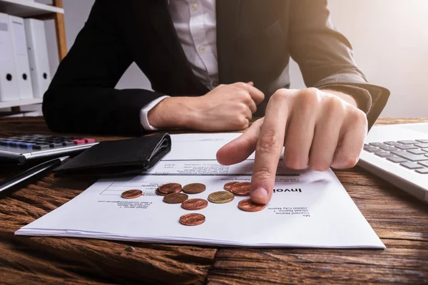 Monedas Conteo Manos Hombre Negocios Con Billetera Cuenta Escritorio Madera —  Fotos de Stock