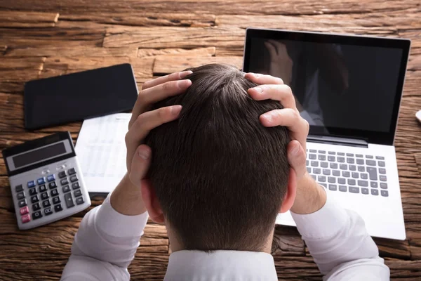 Вид Ззаду Stressed Бізнесмен Рука Голова Передній Ноутбук — стокове фото