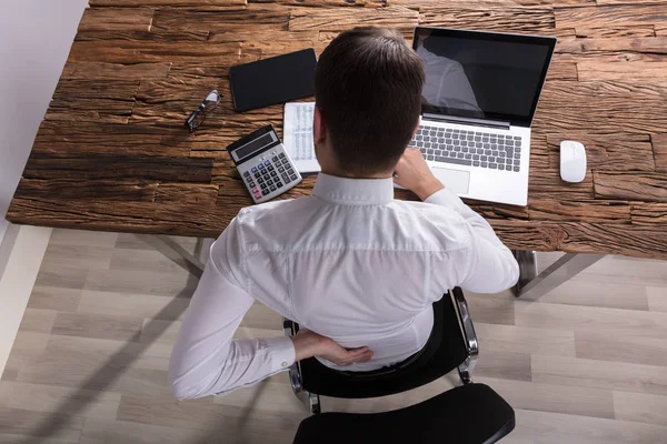 一个商人在办公室背痛的高角度视角 — 图库照片