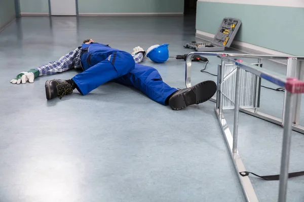 Onbewuste Klusjesman Gedaald Van Ladder Met Apparatuur Vloer Liggen — Stockfoto