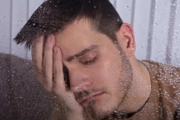 Nahaufnahme Eines Nachdenklichen Jungen Mannes Hinter Dem Fenster — Stockfoto