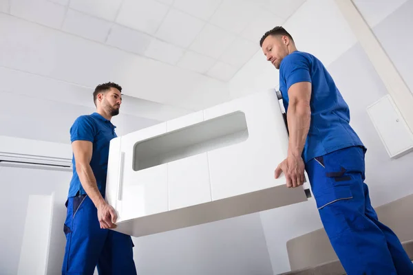 Twee Lachende Jonge Mannelijke Echtparen Houden Meubels Woonkamer — Stockfoto