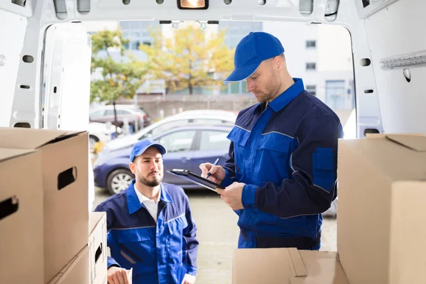 Jonge Mannelijke Verhuizer Zoek Bij Het Schrijven Van Zijn Partner — Stockfoto