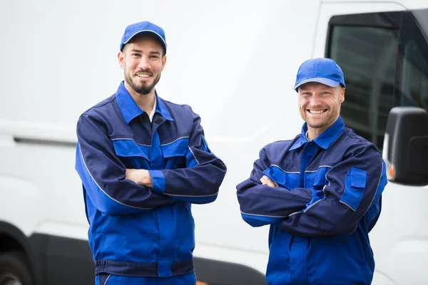 Porträt Eines Glücklichen Männlichen Arbeiters Der Mit Verschränkten Armen Steht — Stockfoto