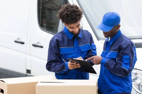 Entrega Hombre Escribiendo Portapapeles Sobre Las Cajas Cartón Pie Junto — Foto de Stock