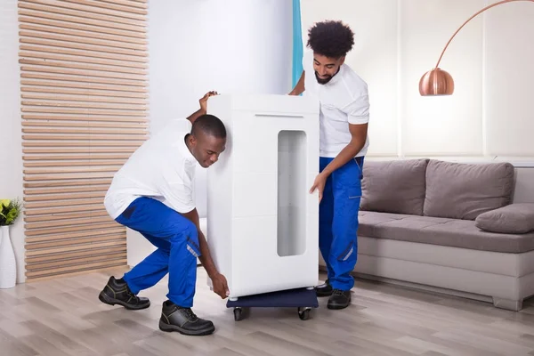 Dois Jovens Homens Que Colocam Armário Branco Roda Sala Estar — Fotografia de Stock