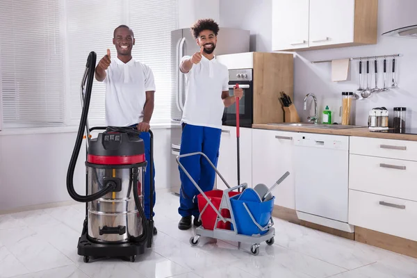 Retrato Dois Jovens Feliz Homem Zelador Com Equipamento Limpeza Cozinha — Fotografia de Stock