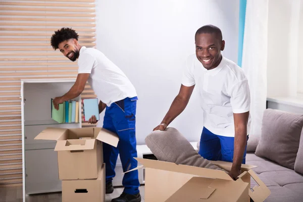 Sorrindo Jovens Móveis Desempacotando Caixas Cartão Casa — Fotografia de Stock