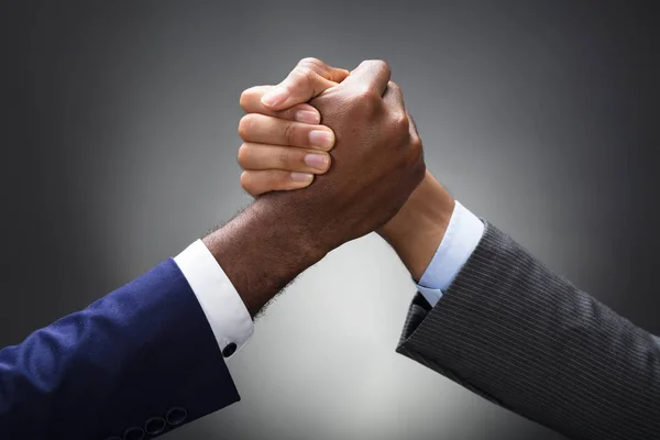 Nahaufnahme Zweier Geschäftsleute Die Armdrücken Auf Grauem Hintergrund Miteinander Wetteifern — Stockfoto