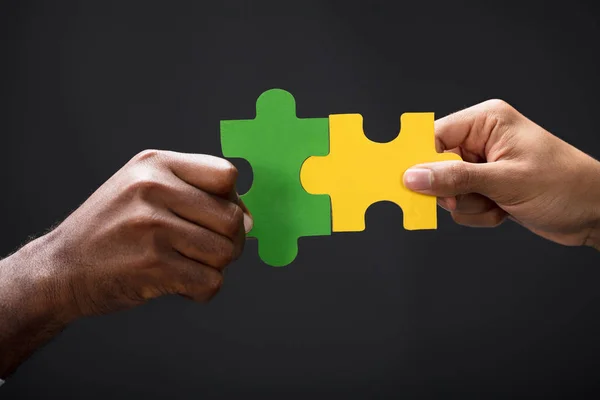 Close Business Partners Combining Two Puzzle Pieces Black Background — Stock Photo, Image