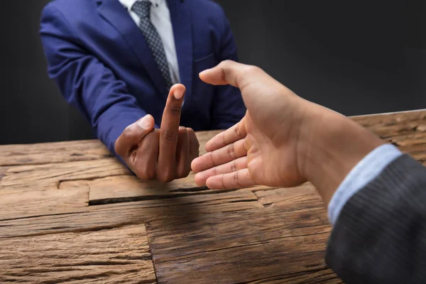 Nahaufnahme Der Hand Eines Geschäftsmannes Der Seiner Partnerin Den Mittelfinger — Stockfoto