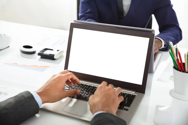 Close Dois Empresários Que Trabalham Laptop Com Tela Branca Branco — Fotografia de Stock