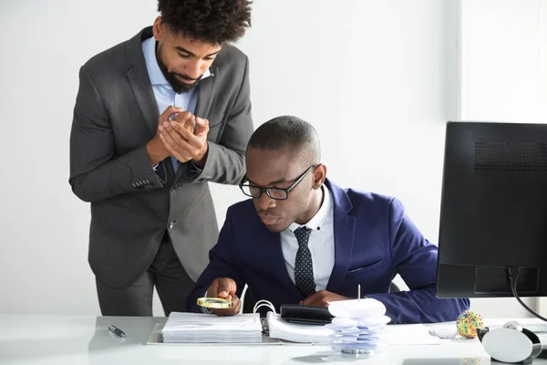 Homme Inquiet Regardant Jeune Auditeur Analyser Projet Loi Sur Lieu — Photo