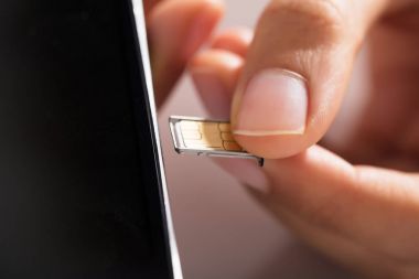 Hareket eden telefon içinde mikro Sim ekleme birinin elini Close-Up