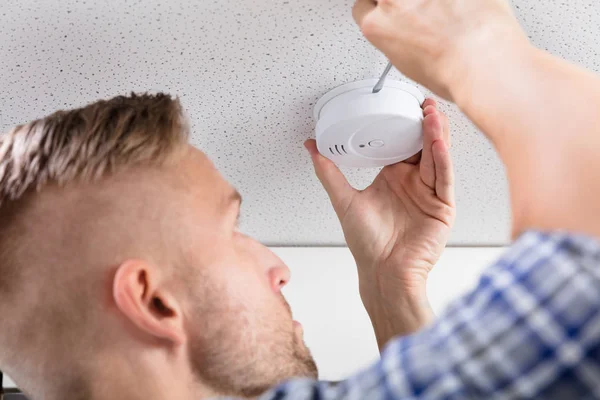 Close Person Hand Using Screwdriver Install Smoke Detector Ceiling Home — Stock Photo, Image