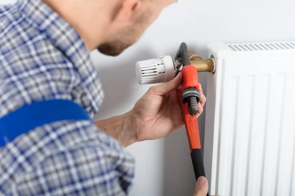 Primer Plano Del Termostato Masculino Fijación Del Plomero Usando Llave — Foto de Stock