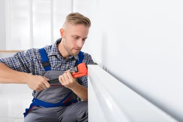 Nahaufnahme Von Männlichen Klempner Befestigung Thermostat Mit Schraubenschlüssel Hause — Stockfoto