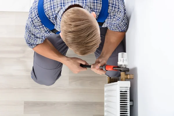 Primer Plano Del Termostato Masculino Fijación Del Plomero Usando Llave — Foto de Stock